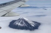 Spojrzenie na stratowulkan Fudżi z pokładu lecącego samolotu