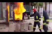 Extinguishing a fire with coca-cola / Gaszenie ognia coca-colą
