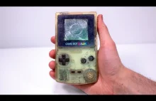 Naprawa przenośnej konsoli Game Boy Color.