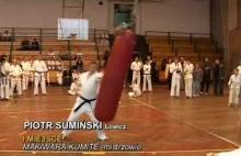 Mistrz Polski Karate Tsunami demonstruje walkę na worku