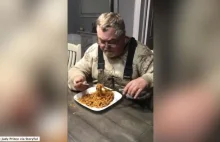 Głodny mężczyzna tnie sobie spaghetti nożyczkami, żeby było… szybciej ::