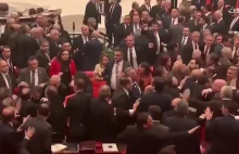 Spokojna debata w tureckim parlamencie