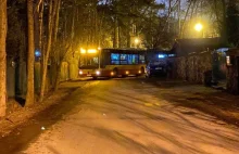 Autobus zaklinował się w uliczce