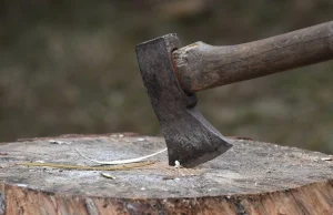 Mężczyzna napadł z siekierą na trzy sklepy. Kilka osób rannych