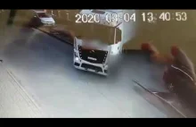Toruń Kobieta weszła przed maskę ciężarówki - kierowca ruszając jej nie zauważył