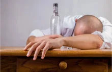 Polacy umierają przez nadmierne spożycie alkoholu. Wzrost zgonów wśród kobiet