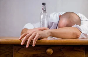 Polacy umierają przez nadmierne spożycie alkoholu. Wzrost zgonów wśród kobiet