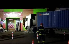 Ciężarówka wbiła się w budynek sklepu