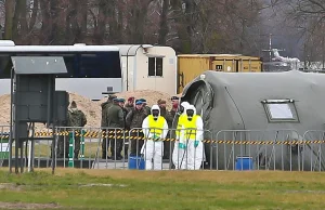 Żołnierze budują szpital na lotnisku we Wrocławiu.