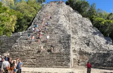Wejście na 42 metrową piramidę Nochol Mul w Meksyku