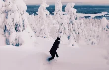 Piękne widok w trakcie zjazdu na snowboardzie w Laponii