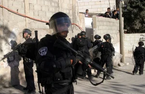 Izraelski policjant strzelał do dzieci przez szkolną bramę