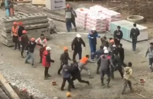 MMA na placu budowy! Dwudziestu chłopa walczyło ze sobą podczas pracy!