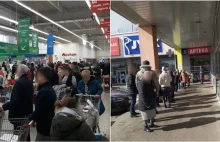 Tłumy w sklepach i aptekach w Lublinie. Ludzie wykupują najpotrzebniejsze rzeczy