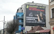 W Krakowie mieszkańcy powiesili wielki baner ze słynnym gestem Lichockiej