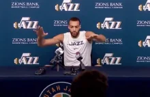 Gwiazda NBA celowo dotyka mikrofonów, by pokazać, że korona nie jest problemem.
