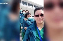Pracownicy szpitala w Wuhan zdejmują maski, świętując zamknięcie 16 szpitali
