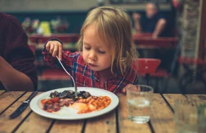 Wielka Brytania: Zamknięcie szkół oznacza głód 3 mln dzieci