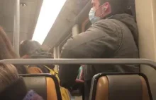 [Belgia] Mężczyzna w komunikacji miejskiej rozmazuje swoją ślinę na poręczach