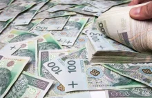 Polacy wypłacają pieniądze z banków. NBP uspokaja