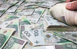 Polacy wypłacają pieniądze z banków. NBP uspokaja