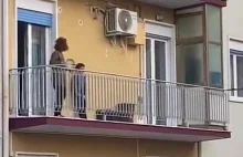 Włosi pozostają w swoich mieszkaniach, ale śpiewają na balkonach