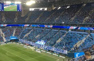 Kibice Zenitu śpiewają "Wszyscy umrzemy" przed meczem ligi rosyjskiej.