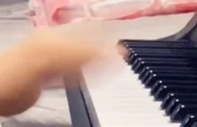 Gra na pianinie z wibrującym palcem