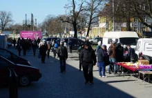 Wrocław: Sporo ludzi na Świebodzkim i Młynie. Stoiska stoją przed wejściem