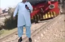 Wyciągnął rękę i zatrzymał pociąg ( ͡° ͜ʖ ͡°)ﾉ⌐■-■