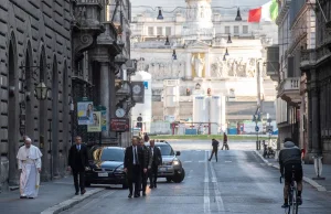 Papiez Franciszek na opustoszałych ulicach Rzymu