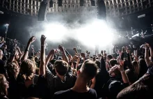 UK: Tłumy pojawiły się na koncercie pomimo pandemii koronawirusa