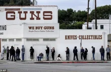 Koronawirus w USA: Długie kolejki przed sklepami z bronią