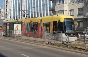 Kobieta w tramwaju zakażona koronawirusem? Pasażerowie uwięzieni w wagonie...