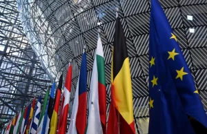 Rządy w Europie wspierają firmy i pracowników. A w Polsce konferencje prasowe