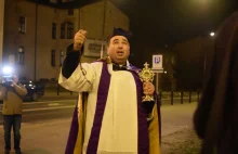 Ksiądz przeszedł ulicami Lublina z relikwiami św. Antoniego (zdjęcia) - -...