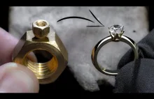 Przemiana dwóch nakrętek w pierścionek z diamentem