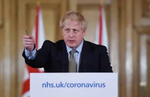Pośmiewisko: Boris Johnson jednak zamyka szkoły w UK