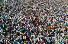 Masowe modły w Bangladeszu.