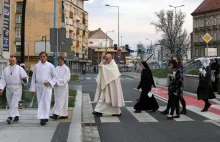 Ksiądz chodzi z monstrancją po mieście i przegania wirusa.