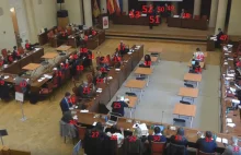 Rada Warszawy łamie zakaz zgromadzeń! Na sali ponad 50 osób
