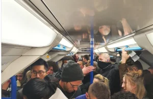 Przepełnione wagony metra pełne kaszlących ludzi