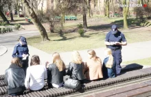 21 marca jest "dzień wagarowicza" - policja boi się wagarów z kwarantanny...