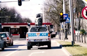 Policjanci z radiowozów apelują, by zostać w domu