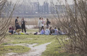 Kraków: mimo ostrzeżeń władz, wciąż trwają imprezy w plenerze