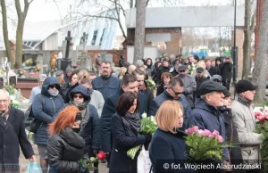 Posłanka od anulowania i wierchuszka pis na dużym pogrzebie.PielęgniarkaOburzona