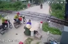 Pociąg uderza w tył motocykla i motocyklista zawija się na słupku