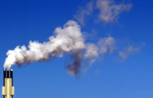 Przez koronawirusa pikują ceny uprawnień do emisji CO2. Rząd miał szczeście...