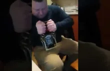 Janusze otwierają butelkę whisky