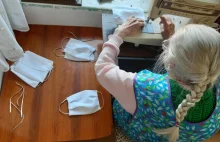 FOTO] Blisko 100-letnia pani Janina szyje maseczki dla przychodni
